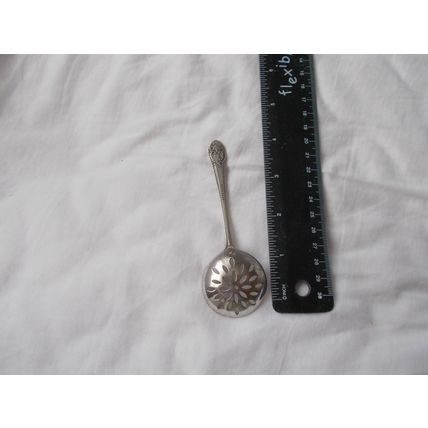 SUGAR SIFTER SPOON / EP NS / / (24/01) AS PHOTO SHOWS FREE POSTAGE U K