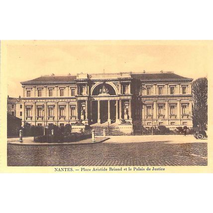 Nantes Place Aristide Briand et Palais de Justice France Postcard unused VGC