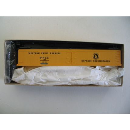 HO Scale Roundhouse GN 50' Express Reefer Kit 3933