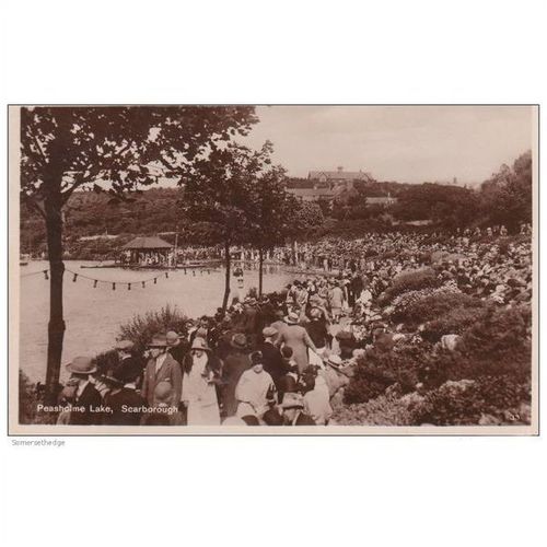 Very Animated Peasholme Lake Scarborough Yorkshire Postcard (YKS4695)