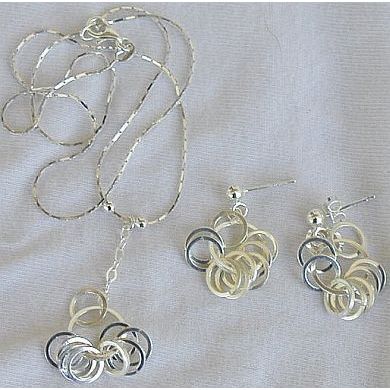 Silver rounds necklace with earrings