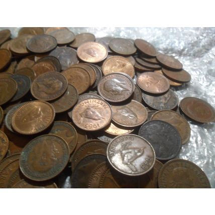Bulk lot of Victoria to Elizabeth II farthings - over 260 coins.