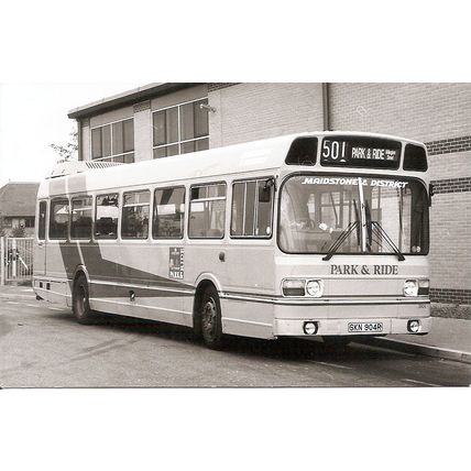 Black & White Photograph of Maidstone & District Motor Services Ltd. - SKN 904R
