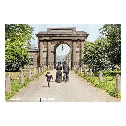 ptc7353 - Lancs - Family entering Heaton Park Gates in early 1900s - print 6x4