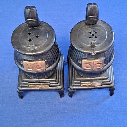 Vintage POT BELLY STOVE Salt & Pepper Shaker Set 3 3/4" Plastoc Wood Oven Spice