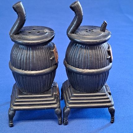 Vintage POT BELLY STOVE Salt & Pepper Shaker Set 3 3/4" Plastoc Wood Oven Spice