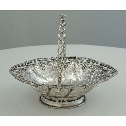 6" Swing Handled Epergne Sweetmeats Basket, London 1768, Thomas Foster, 152mm