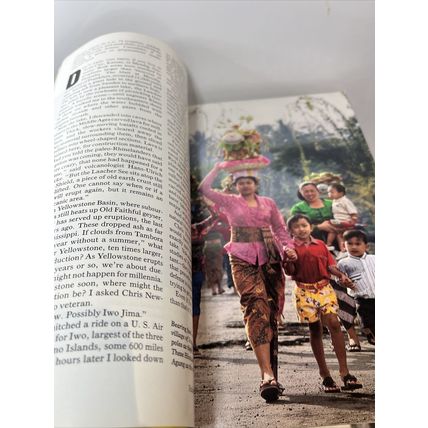 National Geographic Magazine December 1992 Cruicibles of Creation Volcanoes y
