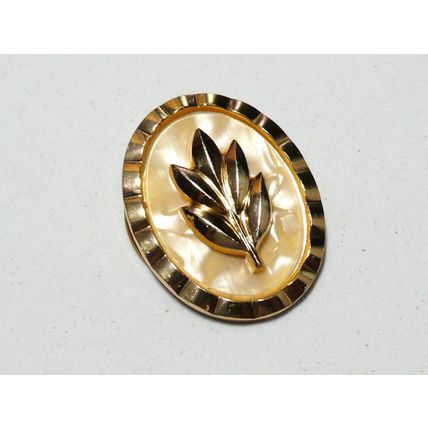 VINTAGE Oval Gold Western Germany Faux Mother of Pearl Raised Floral SCARF CLIP