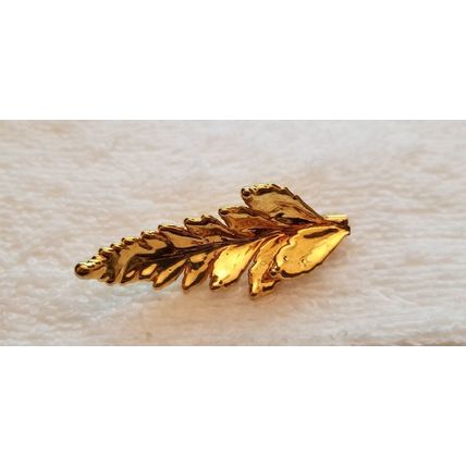 Small Gold Tone Leaf Brooch