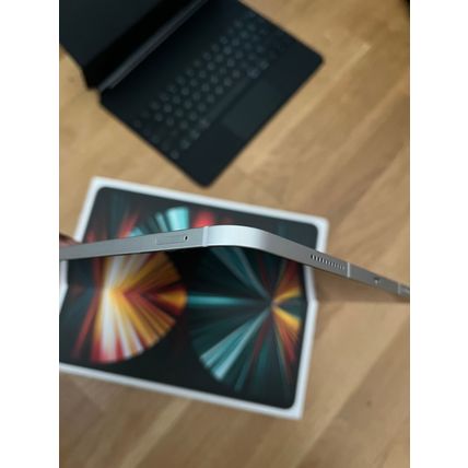 Apple iPad Pro 5th Gen 128GB, Wi-Fi+5G(Unlocked), 12.9 in Silver w/Pen+Keyboard