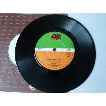 7" 1981 .FOREIGNER . WAITING FOR A GIRL LIKE YOU.ATLANTIC .K11696.. NEAR MINT