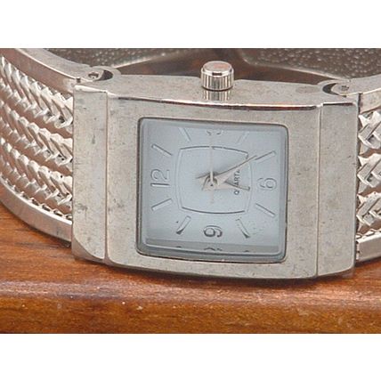 Pre-Owned Women’s Silver Color Fancy Bracelet Fashion Analog Watch