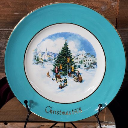 Avon Christmas Plate Series - 1978 - Trimming the Tree - by Enoch Wedgwood