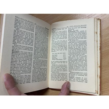 1950 ELIZABETH CRAIG "1000 HOUSEHOLD HINTS" ILLUSTRATED HARDBACK BOOK (P3)