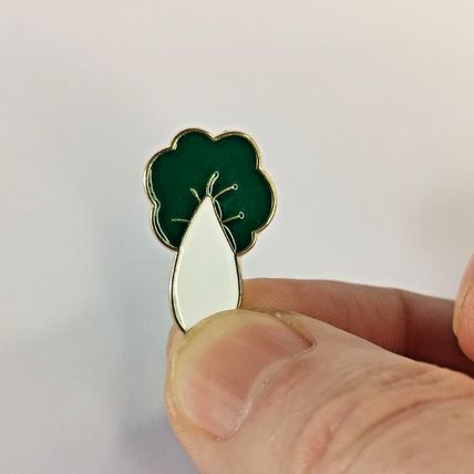 Leek/White Radish Enamel Pin Badge Cartoon Style Lapel 1.4 cm X 2.2 cm BA196