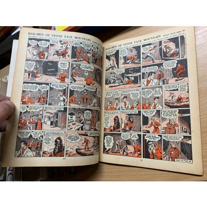 1949 "CHIEF ANNUAL" CHILDRENS FICTION ILLUSTRATED THIN HARDBACK BOOK (LL)