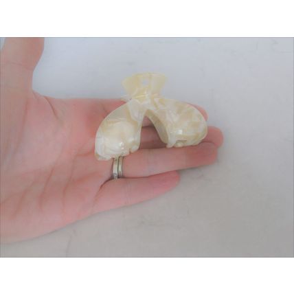 Shimmering marbled vanilla blonde white arc hair claw clip