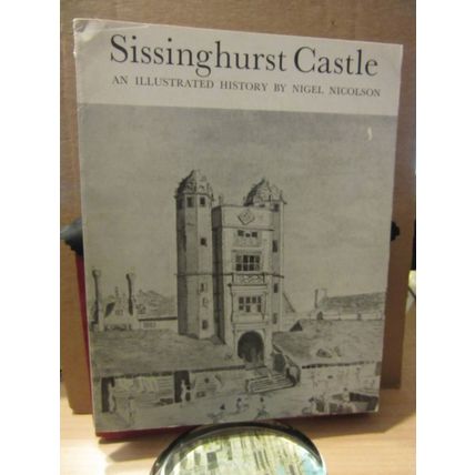 SISSINGHURST CASTLE, KENT 1972 history/guide book vgc National trust.. 48 page =