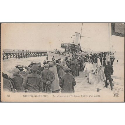 Entrée d'un Yacht, Jetées a Marée Haute, Trouville-sur-Mer, c1910 - Neurdein CPA