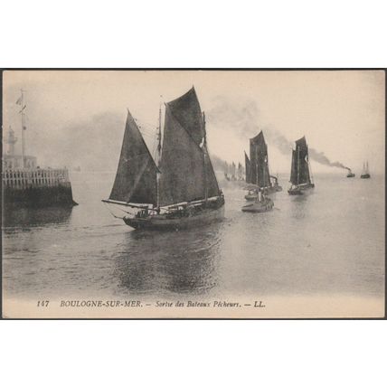 Sortie des Bateaux Pécheurs, Boulogne-sur-Mer, c.1910 - Lévy CPA LL147
