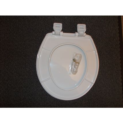 TOILET SEAT WHITE LARGER SIZE (17/11) # # # ALL ORIGINAL PACKAGING NEVER USED