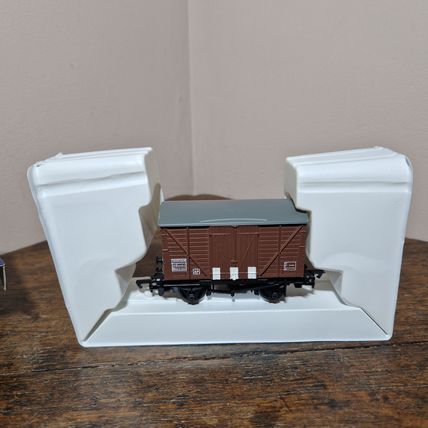 Bachmann OO gauge 33-735 12 Ton Shock Absorbing Van B852193