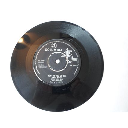 7" 1963. GERRY AND THE PACEMAKERS .HOW DO YOU DO IT , COL DB 4987.. NEAR MINT