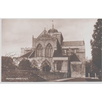 Romsey Abby N.E Romsey Hampshire Postcard (QHAM309)