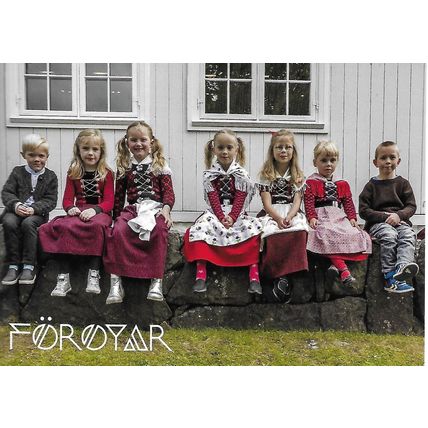 Posta: Tourist Postcard: Children in National Costumes