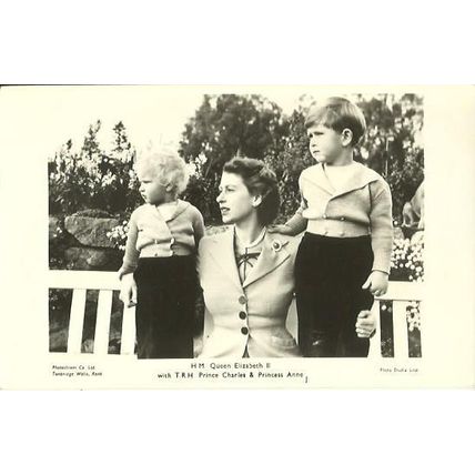 Royalty QUEEN & CHILDREN Postcard (Photochrom)