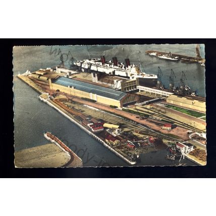 LS2752 - Cunard Liner - Queen Mary - built 1936 - Cherbourg Harbour - postcard