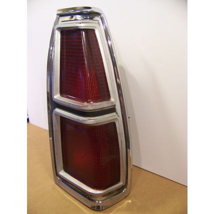 1977 DODGE ROYAL MONACO STATION WAGON RH TAILLIGHT LENS & HOUSING OEM 76 75