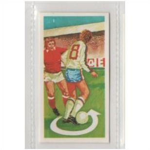 1976 Brooke Bond Tea card Play Better Soccer no.6 Turning