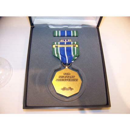 US ARMY MILITARY ACHIEVEMENT MEDAL RIBBON & LAPEL PIN IN PRESENTATION CASE