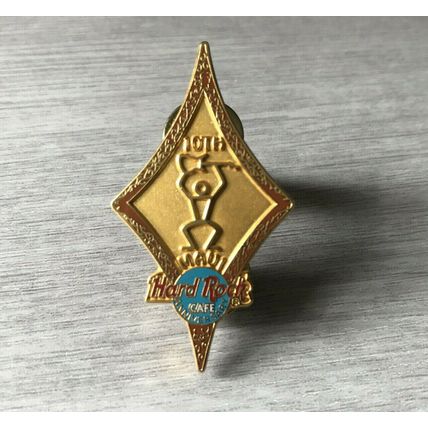 Hard Rock Cafe pin Maui 10th Anniversary Petroglyph Man with Guitar HRC MINT
