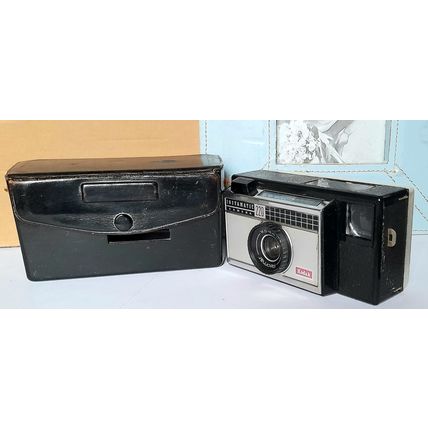 1970,s KODAK INSTAMATIC 220 FILM CAMERA and CASE