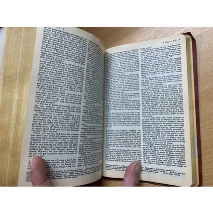 1979 "THE LIVING BIBLE" OLD & NEW TESTAMENTS USA RED FAUX LEATHER BOOK (P4)