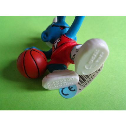 Basketball smurf with number seven on his top