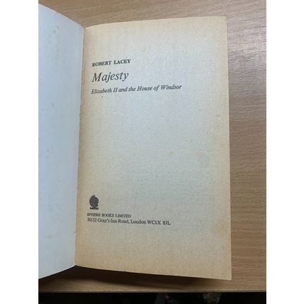 1979 ROBERT LACEY "MAJESTY" QUEEN ELIZABETH II BIOGRAPHY PAPERBACK BOOK (P3)