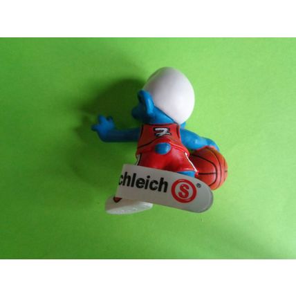 Basketball smurf with number seven on his top