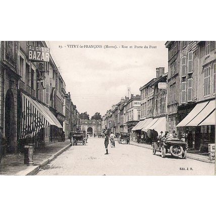 51 - Vitry-le-François - rue et porte du pont