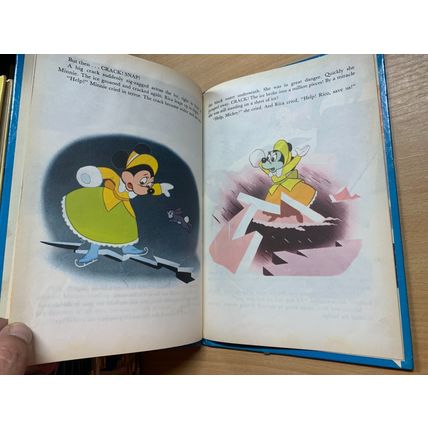 1969 WALT DISNEY "MICKEY & MINNIE AT SAINT MORITZ" VINTAGE UK HARDBACK BOOK (LL)