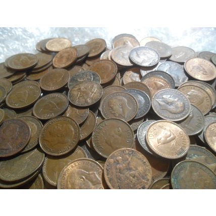 Bulk lot of Victoria to Elizabeth II farthings - over 260 coins.