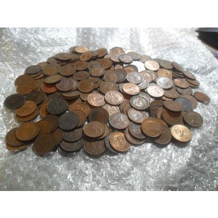 Bulk lot of Victoria to Elizabeth II farthings - over 260 coins.