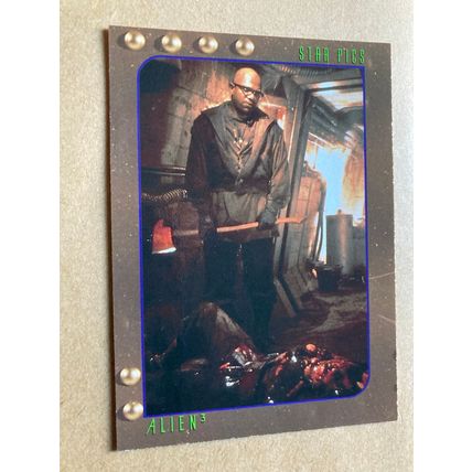Alien3 Base trading card # 30 Dillon Finds Body (A) 1992 Star Pics Dark Horse
