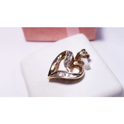 Estate .22ctw Natural Rd & Baquette Diamond 10Kt Y/Gold Open Heart Pendant#20712