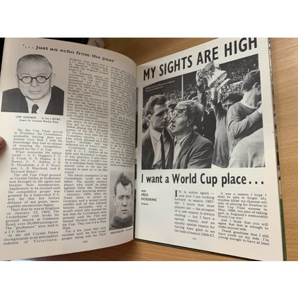 1967 "CHARLIE BUCHAN'S SOCCER GIFT BOOK 1967-68" FOOTBALL ANNUAL HB BOOK (P4)