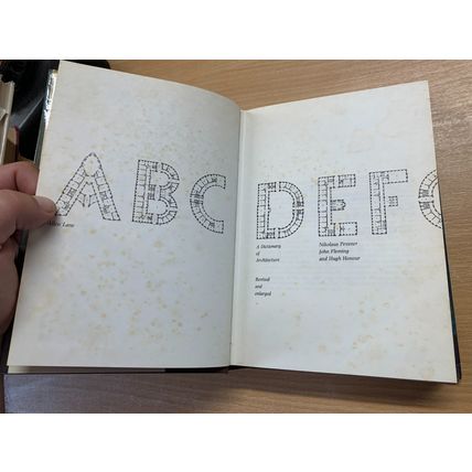 1975 "A DICTIONARY OF ARCHTECTURE" ILLUSTRATED VINTAGE HARDBACK BOOK (P5)