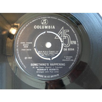 7"1968 . HERMANS HERMITS .SOMETHING'S HAPPENING.COL DB 8504. EXCELLENT